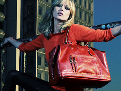 H Kate Moss σχεδιάζει τσάντες