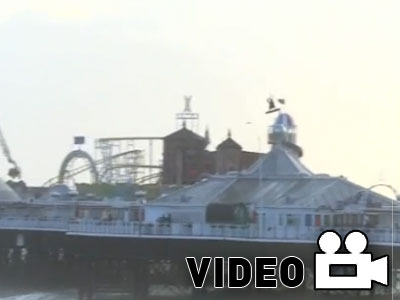 Άλμα με kite πάνω από το Brighton Pier