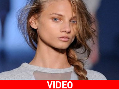 Φτιάξτε μόνες κοτσίδα στο πλάι.