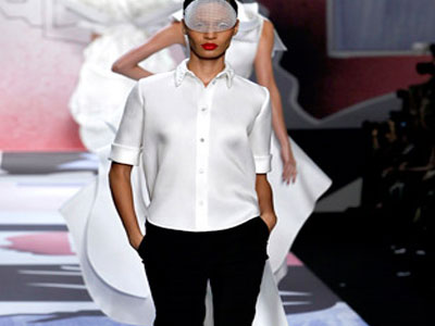 Λευκό πουκάμισο: Ένα πασπαρτού στην ντουλάπα σας