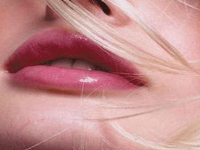 Γιατί φεύγει το lip-gloss από τα χείλη μας