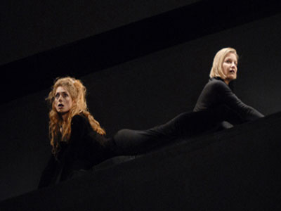 Η Λουκία σχεδιάζει για το θέατρο