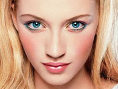 Πρέπει το κραγιόν μου να ταιριάζει με το ρουζ μου;