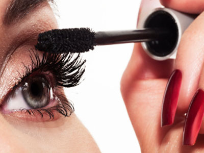 Μαύρες βλεφαρίδες όλη την ημέρα