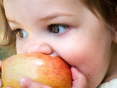 Μάθετε στο παιδί σας να αγαπάει τα φρούτα
