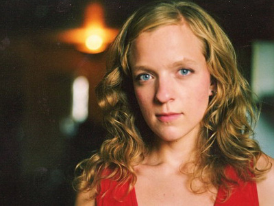 H σχεδιάστρια του βασιλικού νυφικού