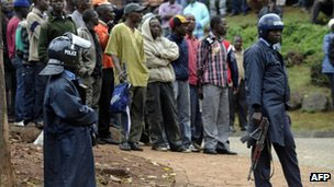 Οι αστυνομικοί απομακρύνουν τον συγκεντρωμένο κόσμο, για αποφυγή τυχόν τραυματισμών