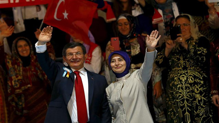 Επανεξελέγη στην ηγεσία του Κόμματος Δικαιοσύνης και Ανάπτυξης ο Νταβούτογλου