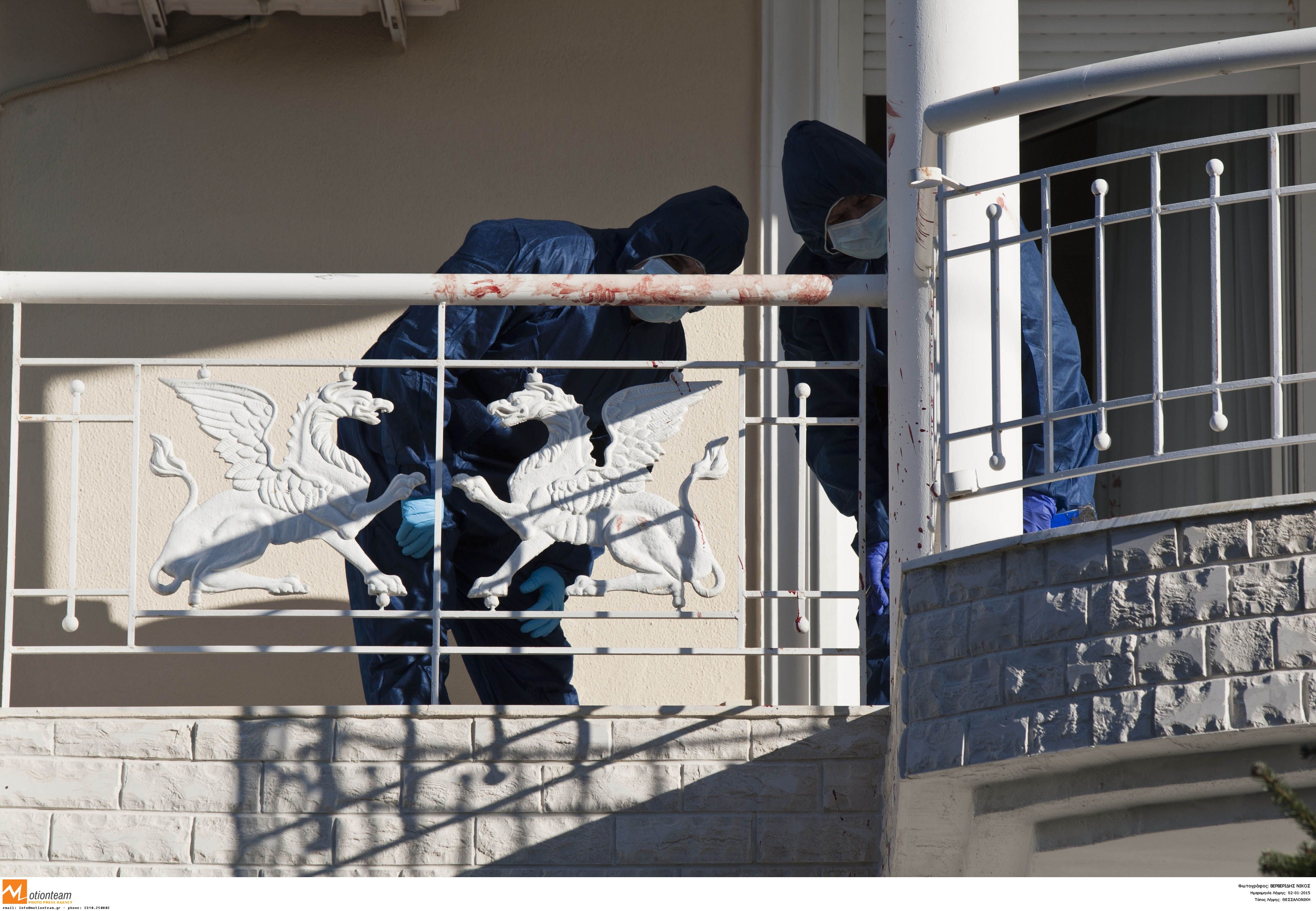 Αστυνομικοί της σήμανσης εξετάζουν τα μακάβρια στοιχεία