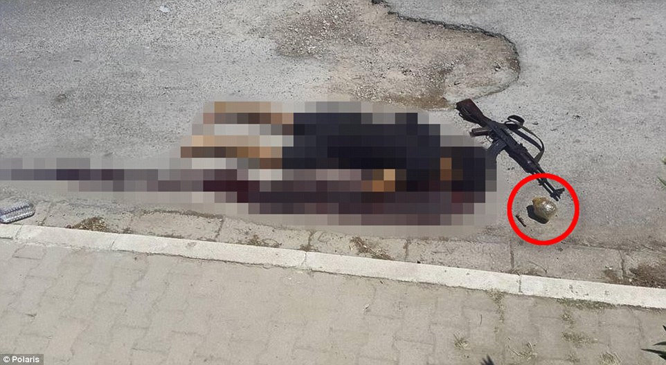 Χειροβομβίδες που είχε ο δράστης στην κατοχή του, αλλά δεν πρόλαβε να χρησιμοποιήσει