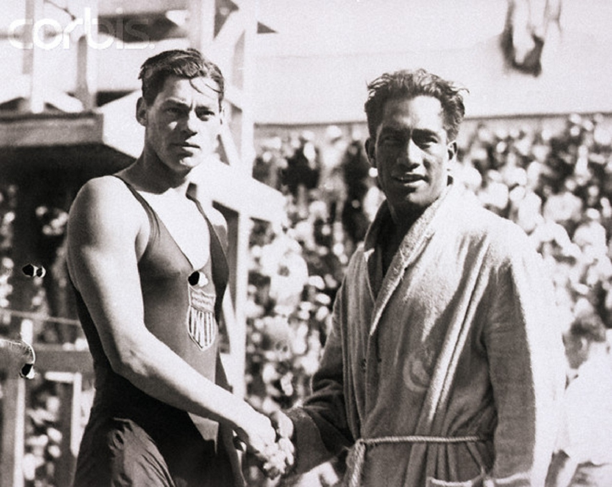 4.	Ο 'πατέρας' του surfing, Duke Kahanamoku με τον Weissmuller σε αγώνα κολύμβησης.