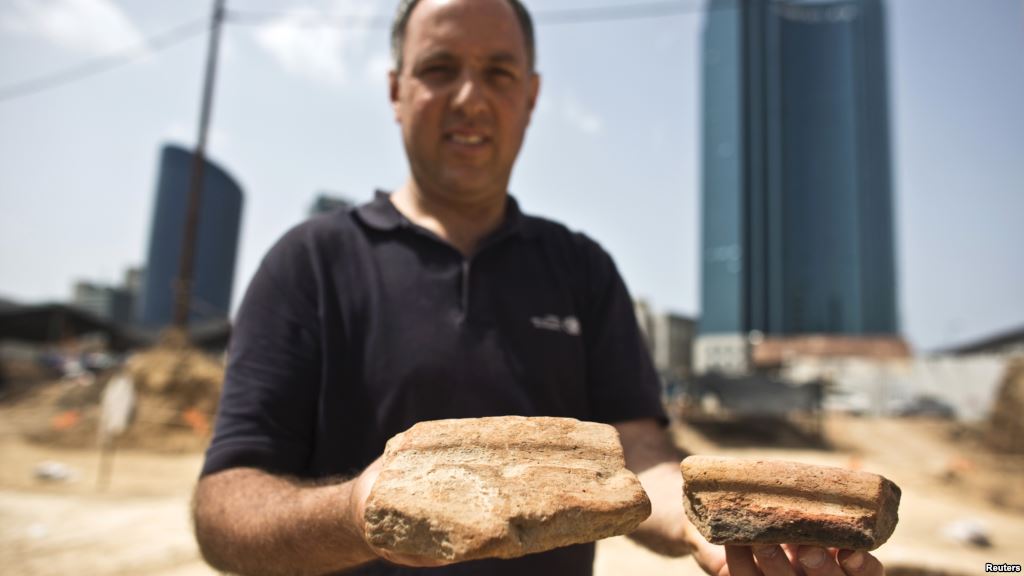 Οι ισραηλινοί αρχαιολόγοι επιδεικνύουν τα σημαντικά ευρήματα