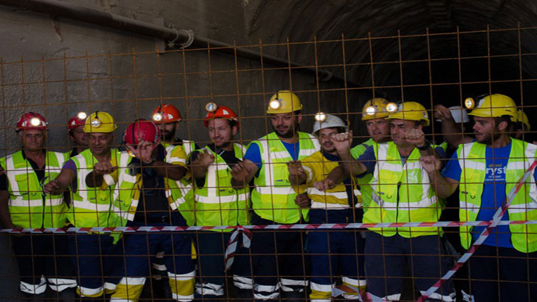 Παραμένουν στις στοές οι μεταλλωρύχοι – αποκλεισμοί δρόμων και δημαρχείου