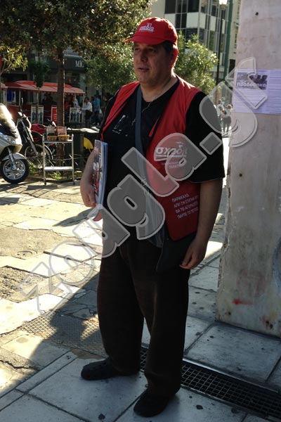 Μοιράζει το περιοδικό ΣΧΕΔΙΑ