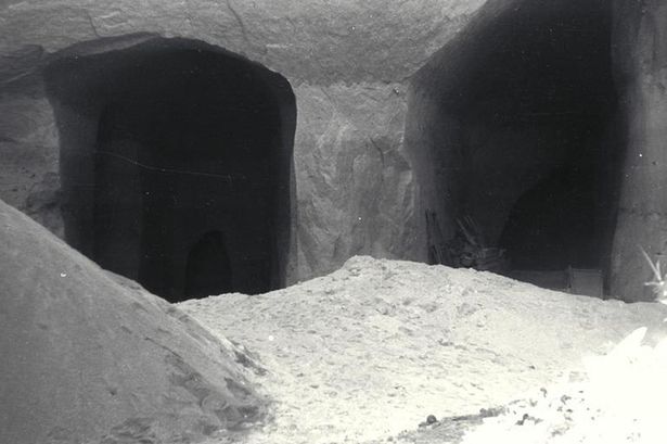 Το εργοστάσιο κατασκευάστηκε σε μεγάλα βάθη προκειμένου να διατηρηθούν μυστικές οι εργασίες που γίνονταν εκεί