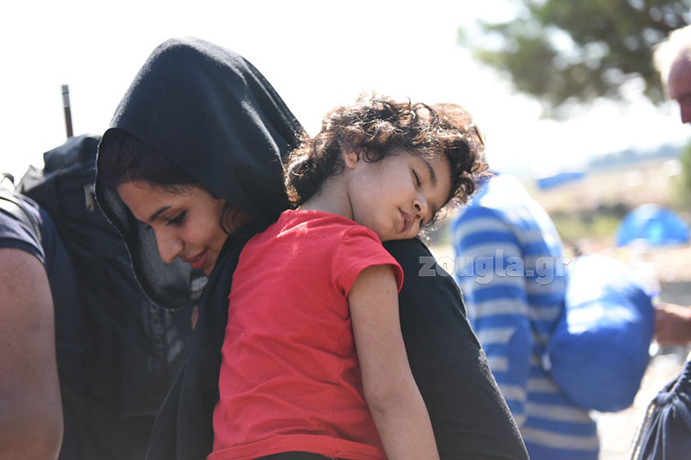Τα χαμόγελα δεν λείπουν από τους μετανάστες, που άφησαν πίσω τους τα χειρότερα