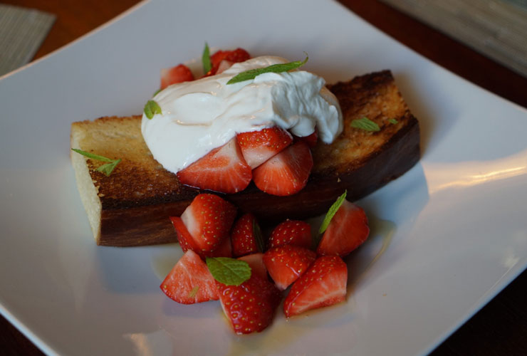 Ψητό τσουρέκι με γιαούρτι, μέλι και φράουλες