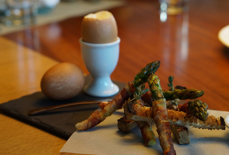 Αυγά soft boiled με σπαράγγια