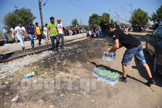Νερά και είδη πρώτης ανάγκης γίνονται ανάρπαστα