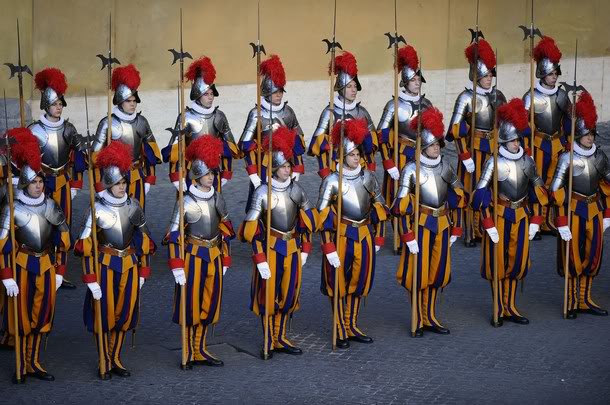 Ο διοικητής της ελβετικής φρουράς του Βατικανού δήλωσε έτοιμος να υπερασπιστεί τον Πάπα σε περίπτωση επίθεσης τζιχαντιστών