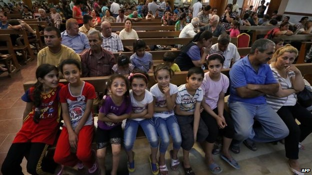 Ιρακινοί χριστιανοί αποχωρούν με τις οικογένειές τους για να γλιτώσουν από το δίλημμα: Ισλάμ ή θάνατος