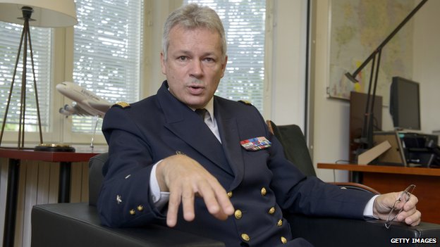 Ο αντιναύαρχος Αρνό Κουστιγέρ