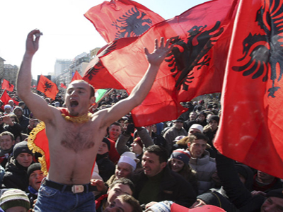Αντιδρούν οι Αλβανοί για το κάψιμο της σημαίας τους