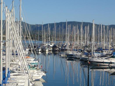 Τουριστικό σκάφος βυθίστηκε στη μαρίνα Αλίμου