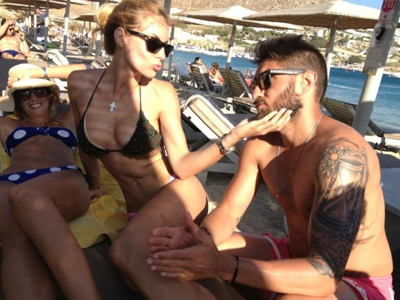 Σέξι φωτογράφηση στο twitter για τη Βούρου