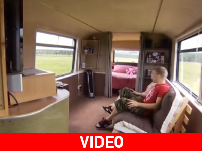 Μετέτρεψαν λεωφορείο στο… πρώτο τους σπίτι!