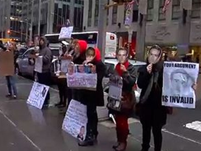 Διαδήλωση διαμαρτυρίας για… τον πιο σέξι άνδρα!