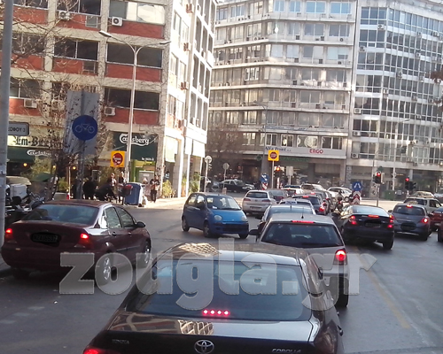 Το μπλε όχημα είναι... σταθμευμένο και χωρίς πινακίδες, καθώς τις αφαίρεσε η Τροχαία