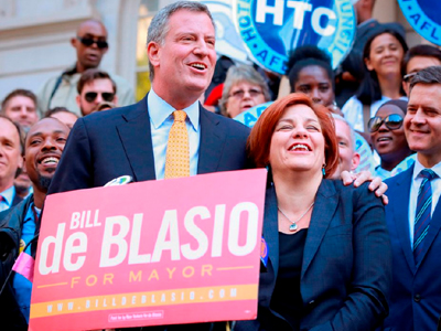 Απόλυτο «φαβορί» για τη δημαρχία της Νέας Υόρκης ο Μπιλ ντε Μπλάζιο