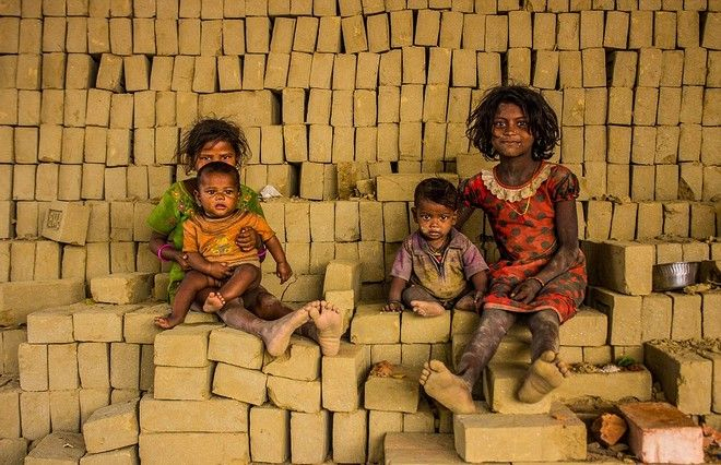 Παιδιά στο δυτικό Μπενγκάλ, σε εργοστάσιο κατασκευής τούβλων