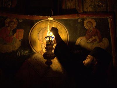 Αναστάτωση στο Άγιο Όρος με… καντήλι που κουνιέται μόνο του Αναστάτωση στο Άγιο Όρος με… καντήλι που κουνιέται μόνο του