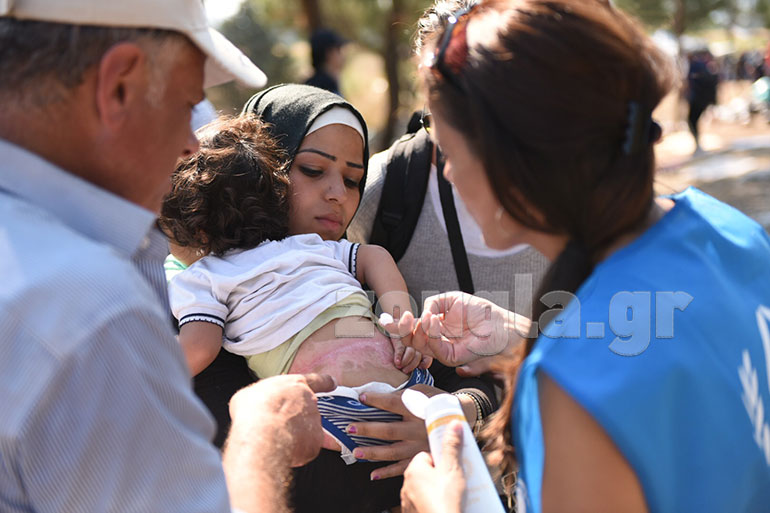 Εθελοντές και εργαζόμενοι στην Ύπατη Αρμοστεία φροντίζουν τα μωρά κατά προτεραιότητα