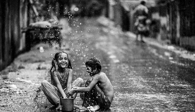 Παιδιά παίζουν στους δρόμους του Μπανγκλαντές