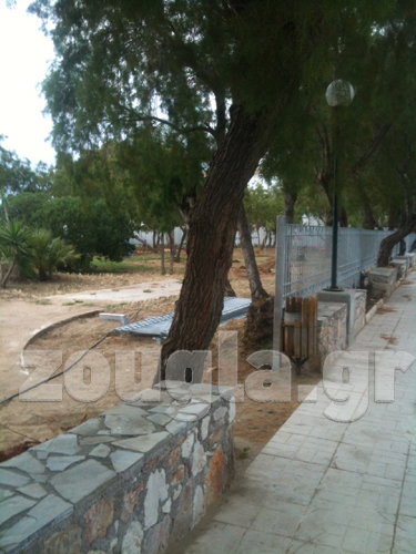 Αυτή η εικόνα ίσχυε μόνο τη Μεγάλη Τετάρτη, καθώς την επόμενη τα κάγκελα αφαιρέθηκαν