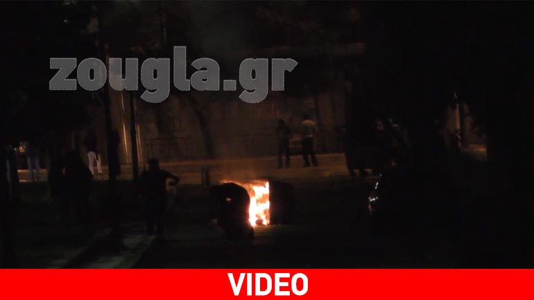 Επεισόδια και πύρινα οδοφράγματα το βράδυ του Σαββάτου στα Εξάρχεια