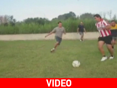 Βάζει γκολ… μιλώντας στο κινητό!