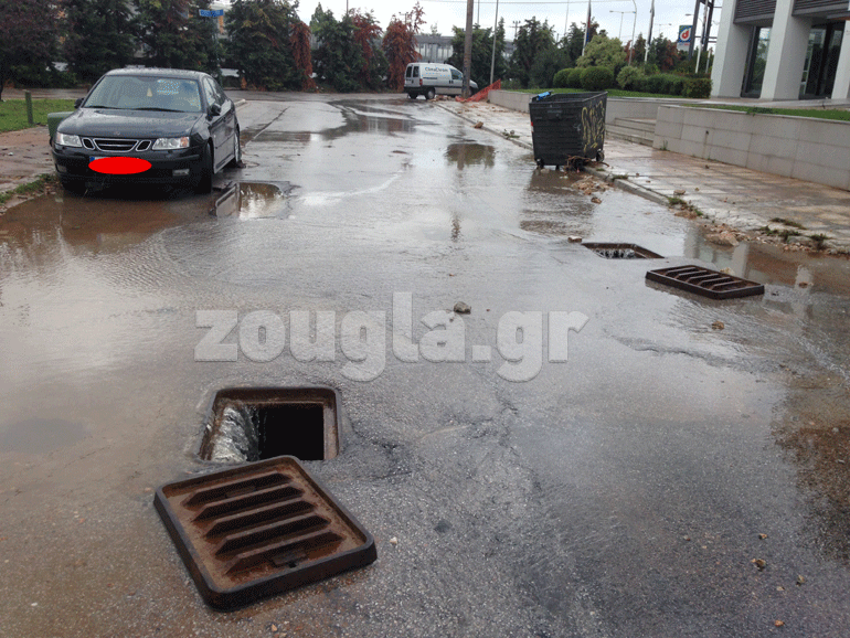 Ξεχειλισμένα φρεάτια τα οποία οι οδηγοί πρέπει να αποφεύγουν με μανούβρες...