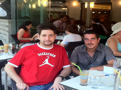 Ο Γιώργος Καρνάς με τον ρεπόρτερ της zougla.gr Σωτήρη Σκουλούδη