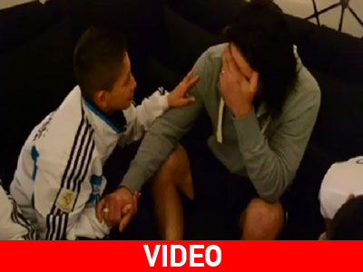 Η αντίδραση ενός τεράστιου ποδοσφαιριστή στο κλάμα ενός μικρού θαυμαστή του