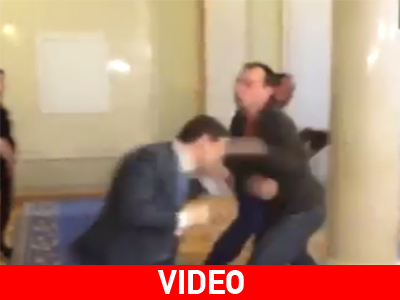 Ουκρανοί βουλευτές λύνουν τις διαφορές τους παίζοντας… μποξ!