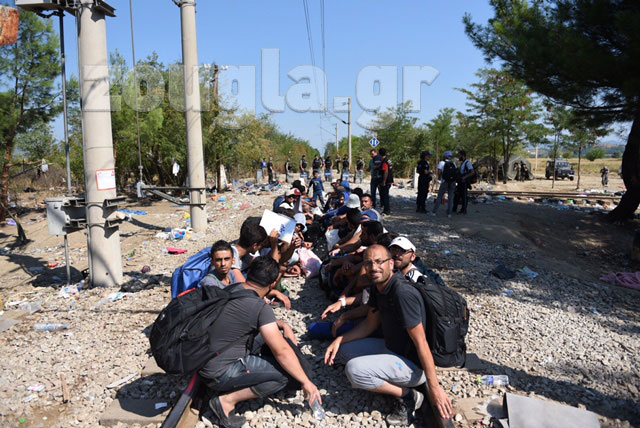 Η αναμονή πάνω στις ράγες, στην κυριολεξία, διαρκεί από λίγες ημέρες μέχρι εβδομάδες...