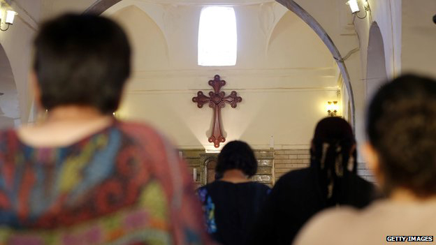 Χριστιανοί του Ιράκ προσεύχονται σε ναό - πολλοί από αυτούς καταστράφηκαν στο Κοράκος αλλά και στη Μοσούλη νωρίτερα