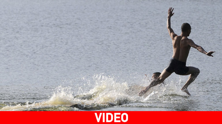 Μοναχός Σαολίν σπάει το ρεκόρ (του) της βάδισης στο νερό για 120 μέτρα