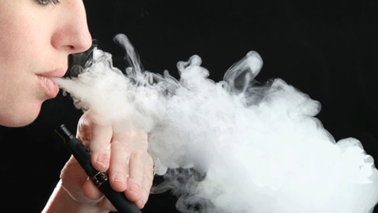 Ηλεκτρονικό τσιγάρο: «Αβάσιμοι και παραπλανητικοί» οι ισχυρισμοί περί υψηλών επιπέδων φορμαλδεΰδης