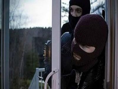 Βούλα: Ληστές κλείδωσαν στην τουαλέτα μητέρα με τα τρία της παιδιά