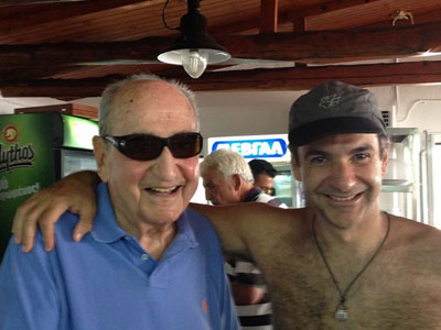 Τσικουδιές στην παραλία για τον πατέρα και υιό Μητσοτάκη